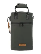 Matera de diseño vertical en color verde oliva, confeccionada en poliéster reciclado repelente al agua. Cuenta con cierre superior impermeable, doble asa de mano con broches a presión y un mosquetón lateral con cordón decorativo. Incluye un parche de cuero sintético con el logo de la marca en la parte inferior.