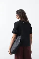 Remera blanca de manga corta confeccionada en algodón, con calce cómodo y mangas levemente abullonadas.