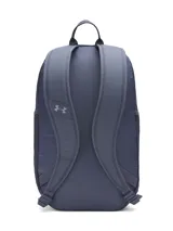 Mochila Under Armour Hustle Lite de color gris, con tecnología UA Storm resistente al agua, compartimento acolchado para portátil y bolsillos laterales de malla para botellas. Presenta el logo y la inscripción de la marca en la parte frontal.