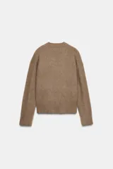 Jersey de punto con textura efecto cepillado, cuello en V y manga larga con terminaciones en rib.