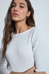 Body de manga larga en color blanco, confeccionado en tejido acanalado con ajuste al cuerpo y escote redondo.