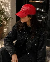 Gorra de cuerina negra, de diseño clásico y visera curva.