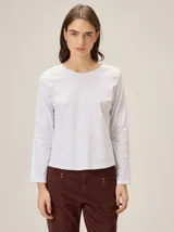 Remera de manga larga color blanco, con cuello redondo y detalle de costuras en contraste en los hombros. Confeccionada en algodón con un toque de spandex para mayor comodidad.
