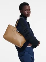 Bolso tote Longchamp modelo Roseau Essential, color tostado, confeccionado en cuero flexible con cierre tipo toggle y doble asa de hombro.