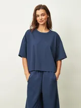 Remera azul oscuro de manga corta, cuello redondo y corte holgado.