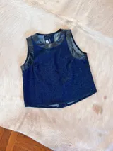 Musculosa de denim azul oscuro con detalles de cuero negro en el cuello y sisas.