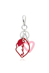 Llavero metálico plateado con mosquetón y argollas, decorado con dijes esmaltados en forma de corazón rosa y contorno de labios rojo.