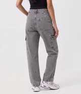 Pantalón cargo de jean azul, de corte recto y tiro alto, con bolsillos laterales y cierre frontal con botón y cremallera.