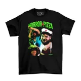 Remera negra de algodón con estampado estilo bootleg en el frente que presenta gráficos de temática de terror, incluyendo una figura con gorro de enfermera y texto en color verde neón.