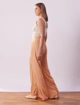 Pantalón Sound Style color naranja de gasa bambula con pretina ancha elastizada en la espalda y tajos en el frente.