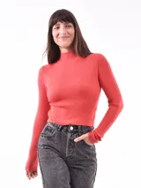 Polera de punto acanalado color rojo, de manga larga y cuello alto ajustado.