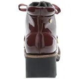 Bota acordonada de estilo urbano en acabado charol color bordó. Presenta una suela de goma robusta con plataforma y un taco cuadrado de altura media. Incluye ojales metálicos dorados y cordones al tono.