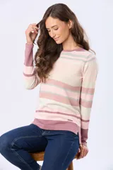 Buzo de tejido fino de algodón con diseño de rayas horizontales en tonos celestes, azules y beige. Presenta cuello redondo, mangas largas y puños en color azul marino.