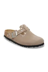 Sandalias Birkenstock Boston color taupe, con detalles de remaches plateados y hebilla ajustable.