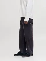 Jean baggy de tiro alto con corte holgado y diseño clásico de cinco bolsillos. Presenta un lavado oscuro tipo rinse, confeccionado en denim de algodón resistente.