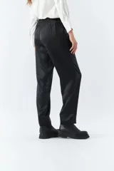 Pantalón de vestir color marrón satinado, de tiro medio, corte recto y con bolsillos laterales.