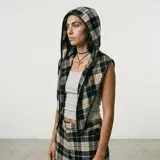 Bufanda con capucha integrada, confeccionada en tejido de lana a cuadros en tonos bordó, negro y beige, con bordes terminados en cuero sintético negro.