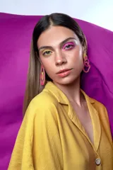 Par de aros colgantes con formas orgánicas irregulares en acrílico color rosa y amarillo.