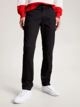 Pantalón chino negro de corte regular, confeccionado en sarga de mezcla de algodón orgánico. Cierre de cremallera con botón y detalles distintivos de Tommy Hilfiger.