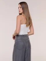 Top crop texturado color blanco, con escote recto y doble tirante fino.