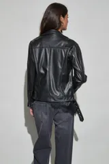 Campera estilo biker de cuero sintético negro, con solapas amplias, cierre frontal asimétrico, bolsillos laterales con cierre y cinturón ajustable en la cintura.