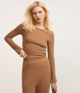 Blusa regular de viscosa texturizada con malla acanalada, cuello redondo y manga larga, de la marca Blue Steel.
