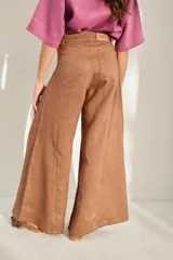 Pantalón de lino blanco de corte wide leg, con diseño amplio y costuras pespunteadas a contratono.