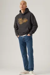 Pantalón de jean azul de corte recto, con tiro medio y pierna ligeramente cónica.