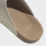 Zueco Adidas Adimule de diseño minimalista, con empeine de ante en color beige y suela de corcho con base de goma.