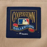 Pantalón cargo color beige de corte recto, con cintura elástica ajustable mediante cordón y bolsillos laterales amplios. Presenta un pequeño bordado del logotipo de los New York Yankees en la parte superior derecha.