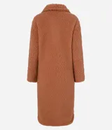 Bata de baño larga color tostado confeccionada en sherpa. Tiene cuello en V con solapa, mangas largas y cierre con botón a presión.