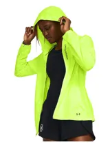 Campera deportiva amarilla flúor con capucha, cierre frontal y logo Under Armour en la manga.