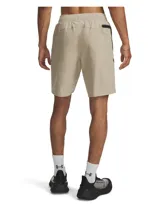 Shorts deportivos Under Armour modelo Unstoppable, color beige, confeccionados en tejido elástico liviano y repelente al agua. Cuentan con cintura elástica, bolsillos laterales abiertos y un bolsillo con cierre en el lateral derecho, además del logo de la marca estampado.