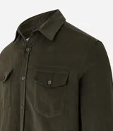 Camisa de hombre de corte regular confeccionada en terciopelo de algodón, con cuello clásico, cierre frontal de botones y dos bolsillos con solapa en el pecho.