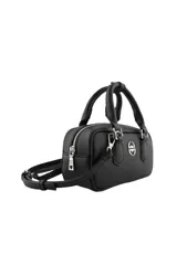 Cartera tipo bowling de color beige, con doble asa de mano y correa larga ajustable y extraíble. Presenta un logo metálico plateado en el centro y herrajes a juego.