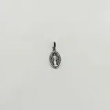 Dije de plata 925 con forma ovalada que presenta la imagen de la Virgen Milagrosa en relieve con acabado envejecido.