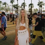 Minifalda color crudo con volados y cintura elastizada.