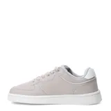 Championes urbanos Umbro modelo Milo, color gris claro con detalles en blanco. Presentan un diseño de corte bajo con el logo de la marca en el lateral y suela de goma blanca.