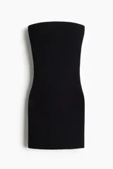 Vestido corto strapless negro en tejido de punto acanalado, con corte ajustado y banda de silicona en el borde superior.