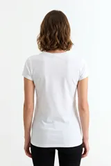 Remera de cuello redondo y manga corta, con diseño básico y ajuste entallado.