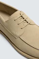 Zapato estilo náutico de hombre, color verde oliva, fabricado en piel con acabado serraje (gamuza). Presenta detalle de bordón en el empeine y horma redonda.