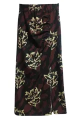 Falda midi de corte recto con estampado floral en tonos beige y marrón sobre fondo negro. Presenta un frunce lateral y abertura en el ruedo.