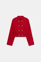Cazadora de estilo militar en color rojo, con cuello redondo, manga larga y cierre frontal mediante alamares con botones dorados. Presenta trabillas con botón en los hombros y detalle de costuras en los puños.