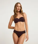 Soutien strapless de la marca Lov, con copas preformadas y tirantes desmontables. Diseño liso con cierre en la espalda.