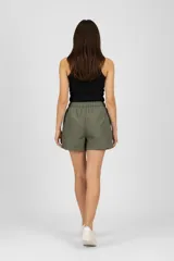 Short deportivo color verde oliva, de calce holgado y tiro bajo, con cintura elástica ajustable con cordón.