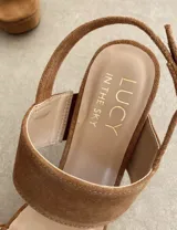 Sandalias de plataforma color marrón, con dos tiras anchas en el empeine y tobillo con hebilla dorada.