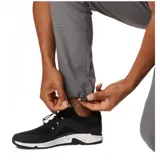 Pantalón de estilo utilitario color gris, confeccionado en tejido elástico con paneles reforzados. Presenta bolsillos laterales, bolsillos traseros, bolsillo de seguridad con cremallera y dobladillo ajustable con ceñidor.