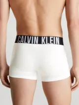 Pack de tres boxers ajustados Calvin Klein de la línea Intense Power, color blanco con la característica cinturilla elástica negra y el logotipo de la marca en contraste.