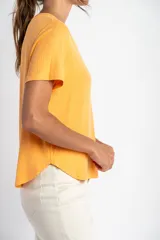 Remera de cuello redondo y manga corta, confeccionada en tejido de viscosa acanalado con un calce suave y liviano.