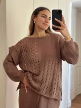 Sweater tejido con hilo de algodón color marrón, con calados y volados en los hombros.